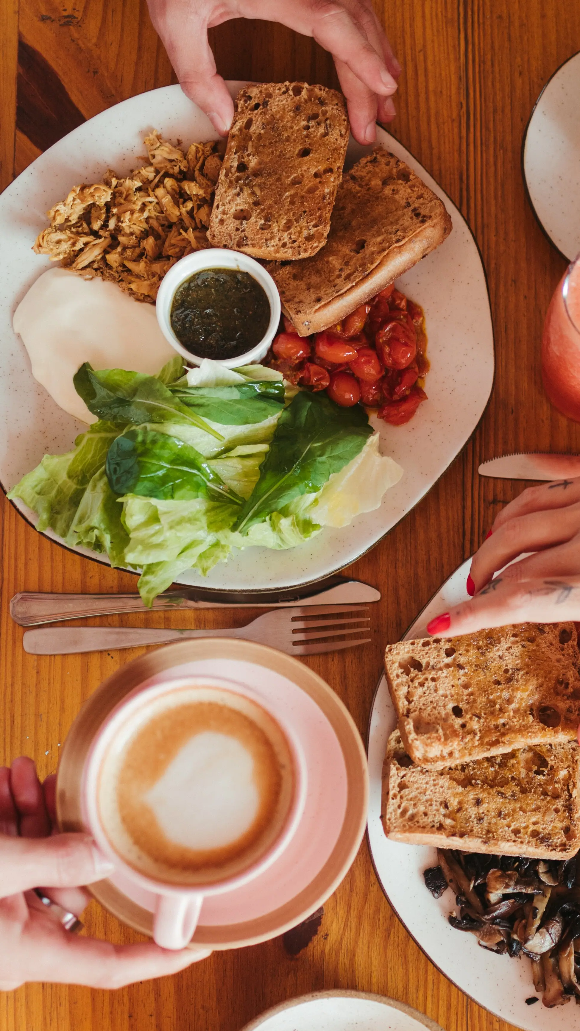 Mesa de brunch com toasts e café